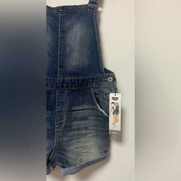 Levi’s Denizen Medium Wash Jean Shortalls
Romper NWT
Size Medium - Picture 5 of 9